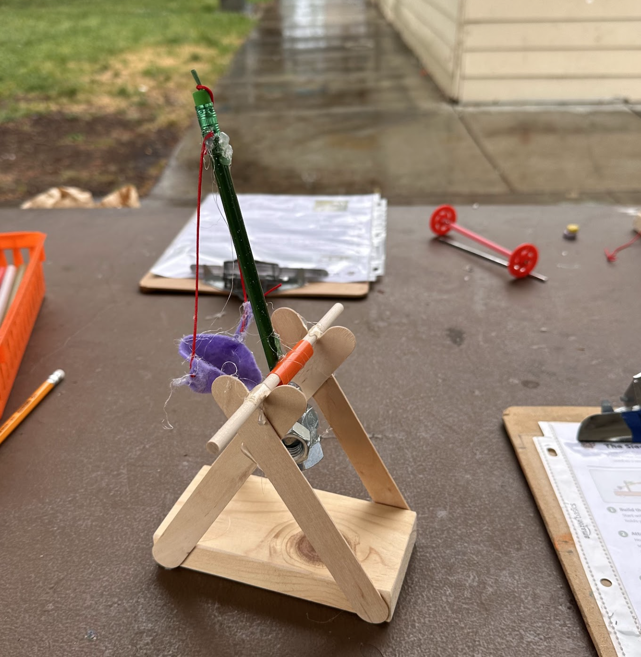 A completed trebuchet with its throwing arm and counterweight.